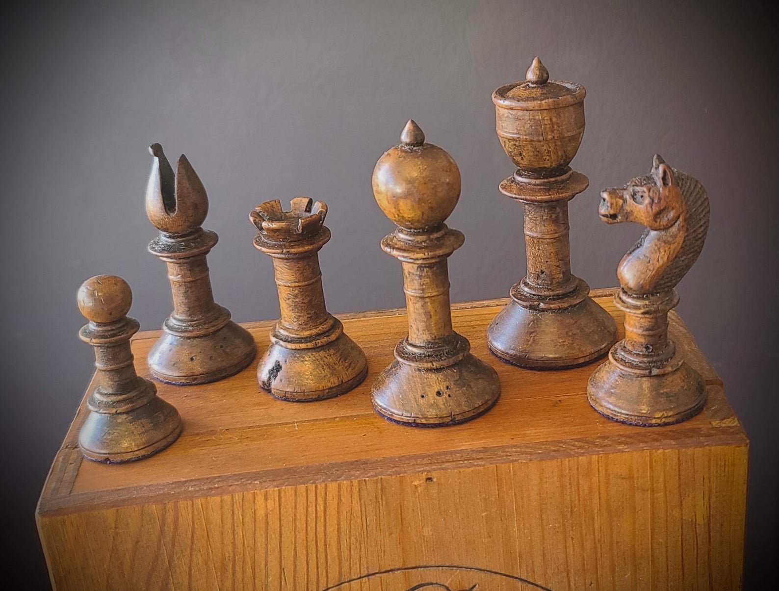Old English Classic Chess Set with Gold Rosewood & Boxwood Pieces