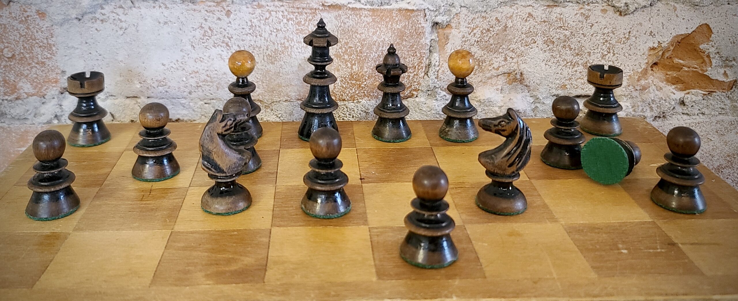 Analysis Chess Pieces – 32 Black & Natural Pieces w/ Felt Bottoms 