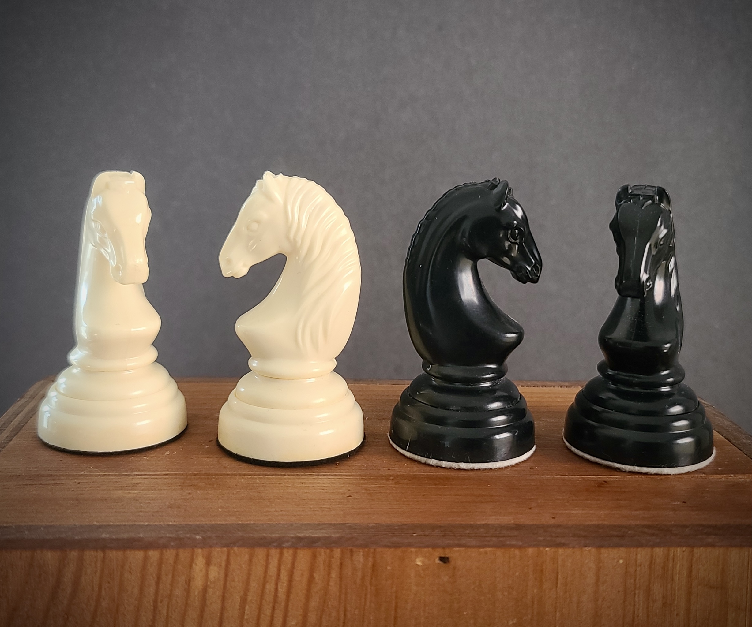 *SOLD* The Bohemian Club: Vintage ‘Sachy Klubove’ Czech Plastic Chess Set, c.1985 - Image 8