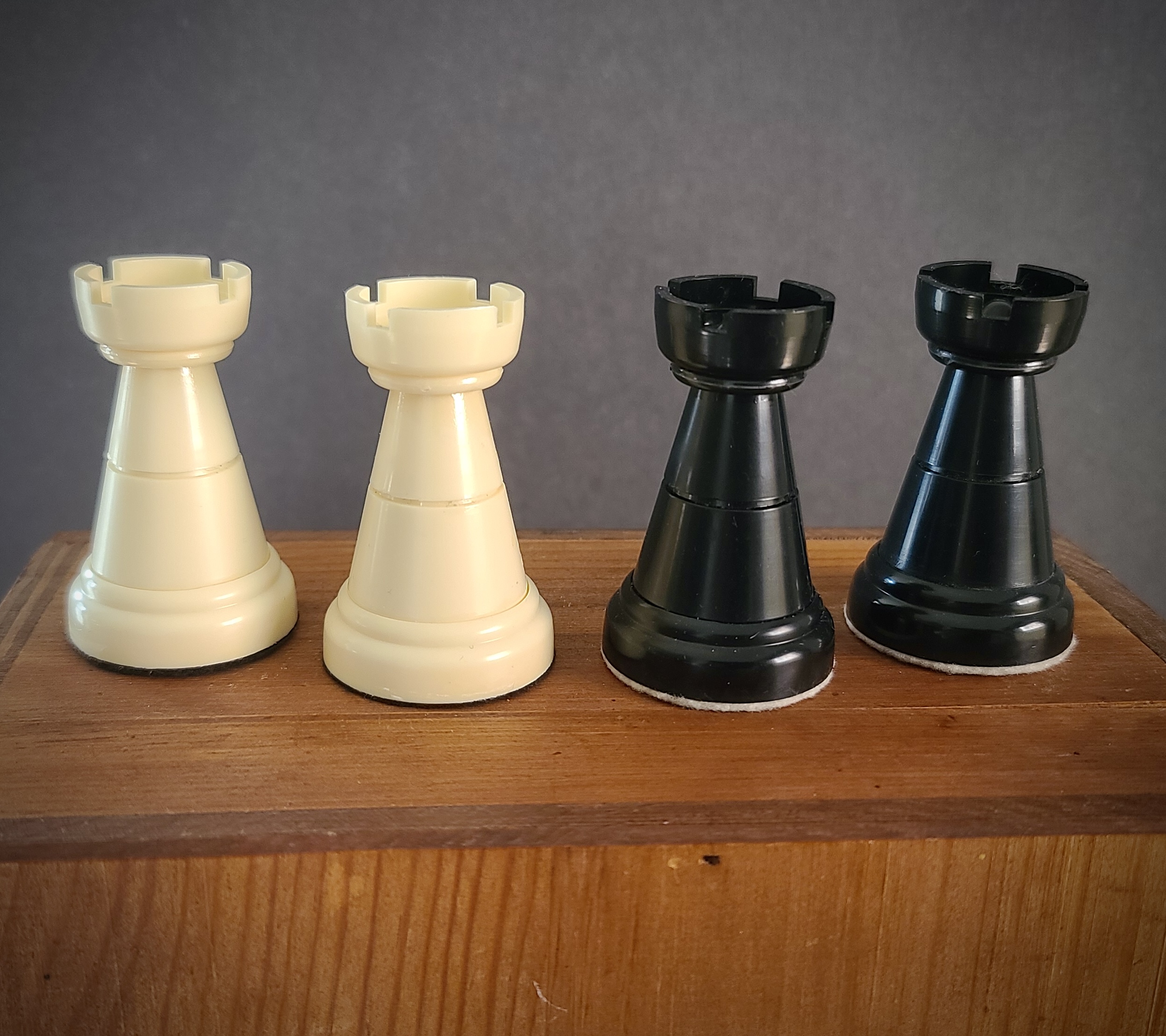 *SOLD* The Bohemian Club: Vintage ‘Sachy Klubove’ Czech Plastic Chess Set, c.1985 - Image 4