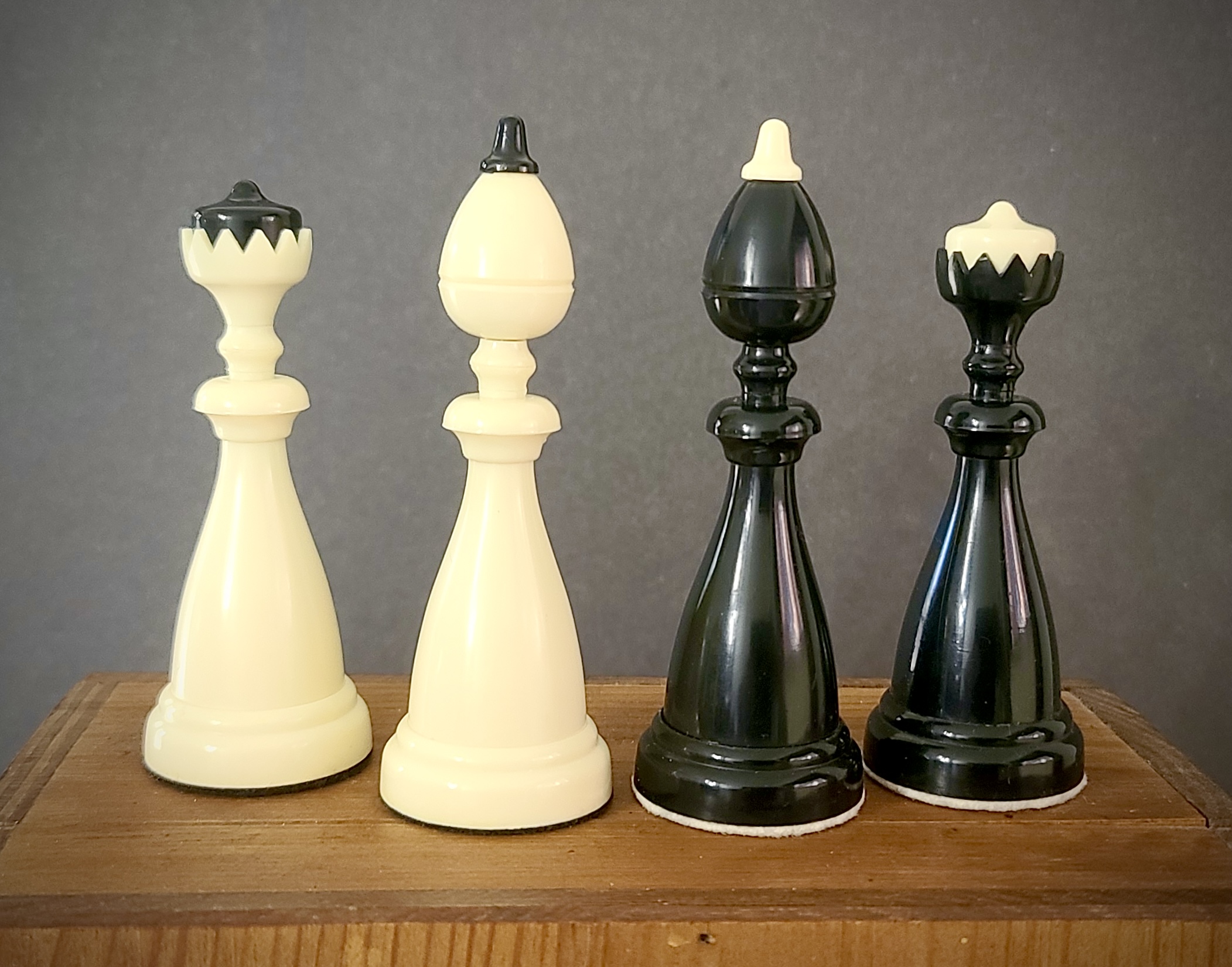 *SOLD* The Bohemian Club: Vintage ‘Sachy Klubove’ Czech Plastic Chess Set, c.1985 - Image 3